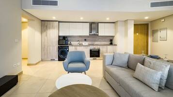 Neat & Neutral 1BDR Pool front | Mangroovy (M9-3B-12) | Coin séjour