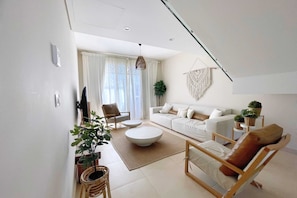 Embellished 2BDR @ Mangroovy |Free Pool & Beach (M9-4B-23) | Ruang tamu | TV