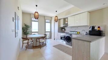 Appartement | Privékeuken | Een koelkast, een microgolfoven, een oven, een kookplaat