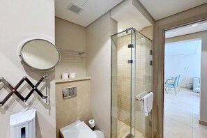 Outright 1BDR @Mangroovy| Free Beach & Pool Access (M9-3A-11) | Badezimmer | Umweltfreundliche Kosmetikartikel, Haartrockner, Handtücher, Seife