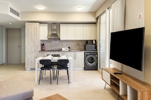 Appartement | Privékeuken | Een koelkast, een microgolfoven, een oven, een kookplaat