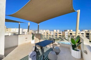 Snazzy 1BDR w/Rooftop @Mangroovy Free Pool & Beach (M10-2A-23) | Outdoor dining - Xuru Stays I Modish & Magnific 2bdr @ Mangroovy Pool & Beach Access (El Gouna)