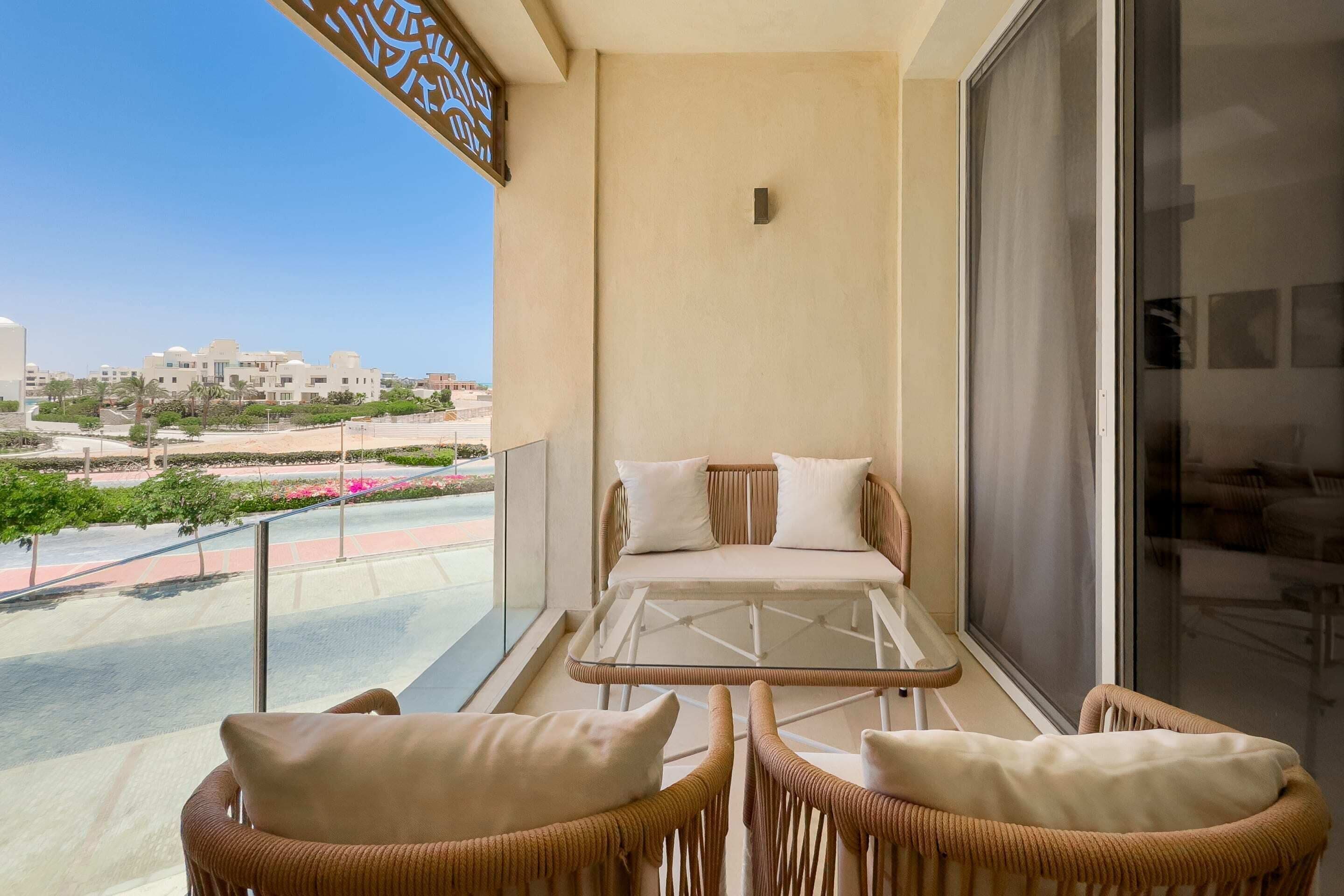 Glow & Tide 1BDR w/ Rooftop @ Mangroovy |Free Pool & Beach Access (M10-3A-21) | Teras/patio