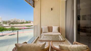 Glow & Tide 1BDR w/ Rooftop @ Mangroovy |Free Pool & Beach Access (M10-3A-21) | Terrasse/Patio