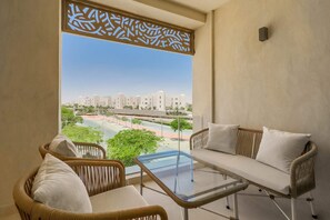 Glow & Tide 1BDR w/ Rooftop @ Mangroovy |Free Pool & Beach Access (M10-3A-21) | Interni