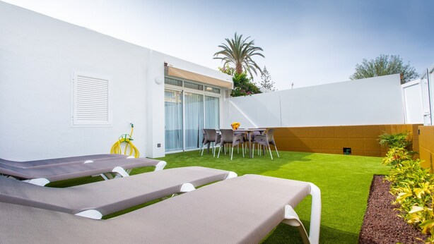 Outdoor dining - Bungalow in Maspalomas Near Playa del Ingles (San Bartolomé de Tirajana)