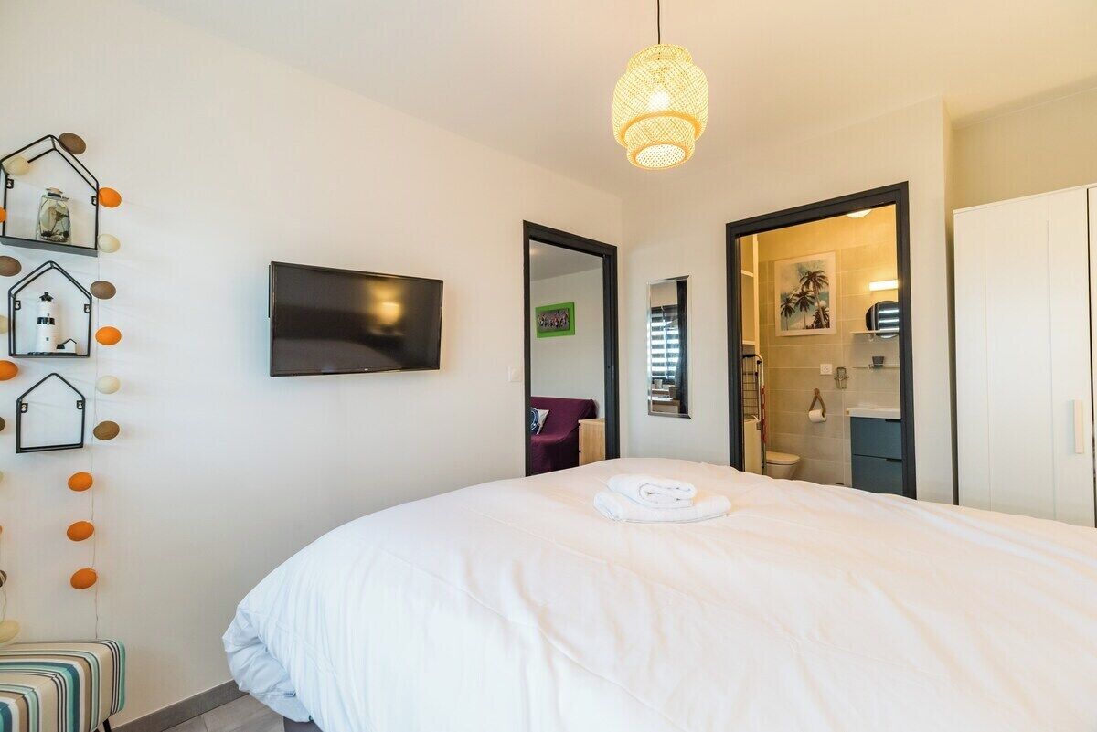 2 bedrooms, iron/ironing board, internet, bed sheets