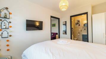 2 bedrooms, iron/ironing board, internet, bed sheets