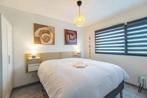1 habitación, tabla de planchar con plancha, cuna de viaje y wifi