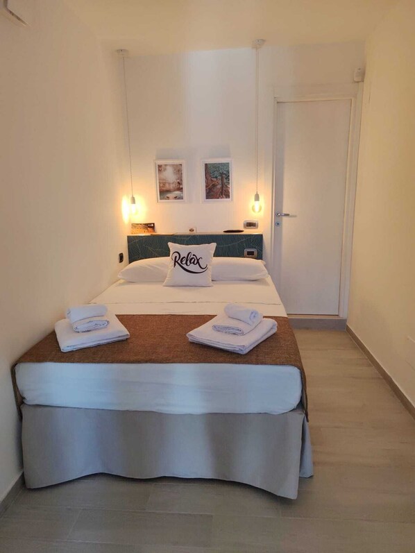 Iron/ironing board, WiFi, bed sheets