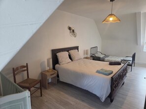 2 slaapkamers, een strijkplank/strijkijzer, reisbedje, gratis wifi