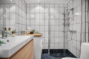 Shower, hair dryer, towels, soap - Charming 2-Bedroom Apartment In Bergen Centrum (Vestland)