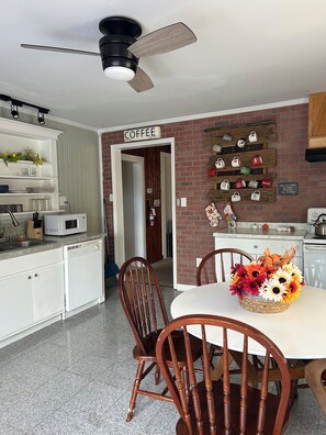 Microwave, oven, stovetop, dishwasher - Charming downtown Glendale cottage. 2mi to I-65 & BlueOvalSk (Glendale)