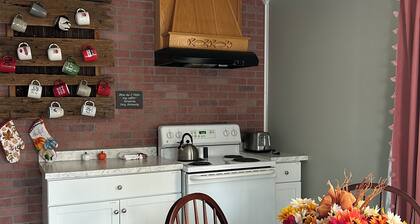 Charming downtown Glendale cottage. 2mi to I-65 & BlueOvalSk