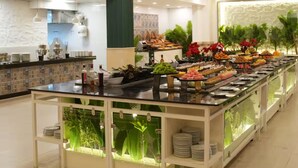 Ein Buffet mit verschiedenen Speisen und einer Glastheke mit Pflanzen.
