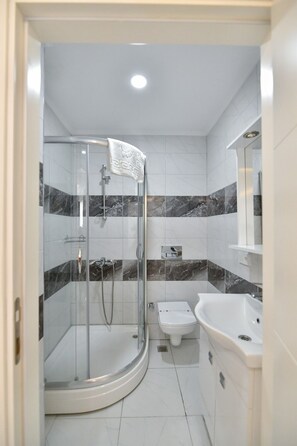 Standard Studio, Balcony | Bathroom | Shower, free toiletries, hair dryer, slippers - Lamira Pansion (Fethiye)