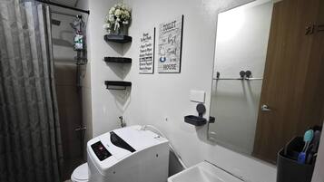 Appart'hÎtel, 2 chambres, accessible aux personnes à mobilité réduite, patio | Salle de bain