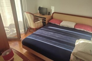 2 bedrooms, iron/ironing board, WiFi