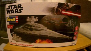 Doos van een Star Wars Revell Imperial Star Destroyer model.