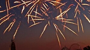 Een nachthemel met vuurwerk.