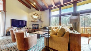 Smart TV, fireplace, ping pong, stereo - Deluxe 5,000 sq. ft. Home, Jacuzzi, Gated Community on Golf Course (Mammoth Lakes)