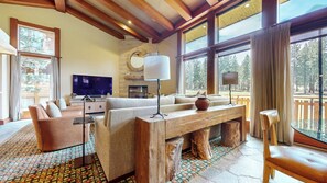 Smart TV, fireplace, ping pong, stereo - Deluxe 5,000 sq. ft. Home, Jacuzzi, Gated Community on Golf Course (Mammoth Lakes)