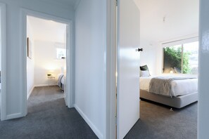 2 habitaciones, escritorio y tabla de planchar con plancha