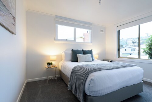 Tidy & Comfortable 2-Bed Home with Study – Close to Town