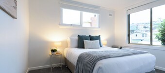 Tidy & Comfortable 2-Bed Home with Study – Close to Town