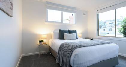 Tidy & Comfortable 2-Bed Home with Study – Close to Town