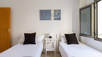 2 kamar tidur dan setrika/meja setrika