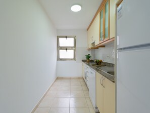 Private kitchen - Seaside Bliss With Terrace & Views (Las Palmas de Gran Canaria)