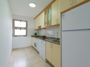 Private kitchen - Seaside Bliss With Terrace & Views (Las Palmas de Gran Canaria)
