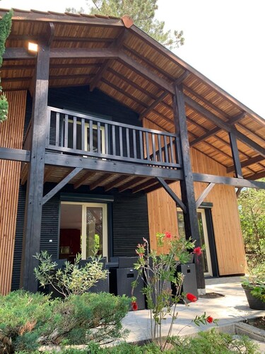 Rental of a villa with swimming pool, close to the lake and ocean beaches.