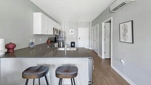 Kjøleskap og spisebord