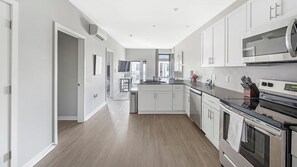 Fridge, microwave, oven, stovetop - Landing | Beautiful 1BD, Courtyard, Gym (Nashville)