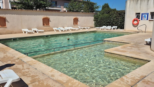 A swimming pool with clear water, surrounded by lounge chairs and a lifebuoy. - Vacation residence with garden and 2 swimming pools. Ideal for summer vacations. (Tourrettes)