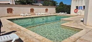 Una piscina al aire libre