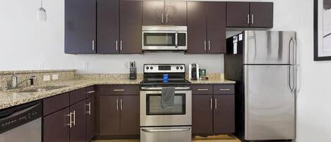 Kylskåp och matbord