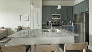 Réfrigérateur, tables à manger