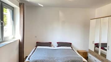 Tabla de planchar con plancha, wifi y ropa de cama