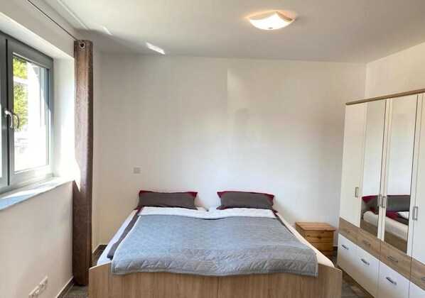 Iron/ironing board, WiFi, bed sheets