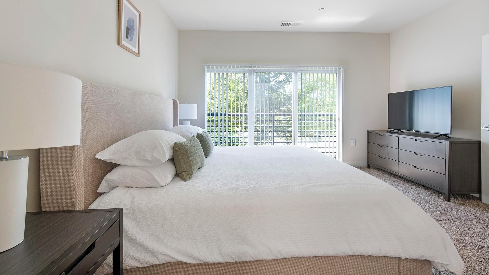 2 bedrooms, desk, iron/ironing board, WiFi