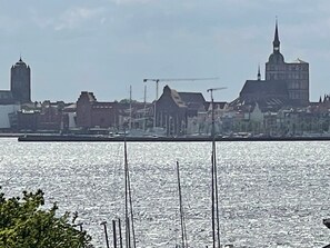 Stadsbeeld met opvallende gebouwen, waaronder een kerktoren en een hoge wolkenkrabber.