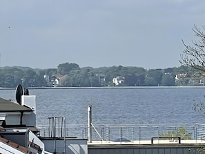 Uitzicht op het water met gebouwen.