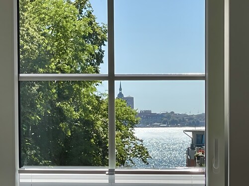 Ferienwohnung 'Hafenblick' mit Meerblick, Wi-Fi und Kamin und DG-Terrasse mit Abendsonne