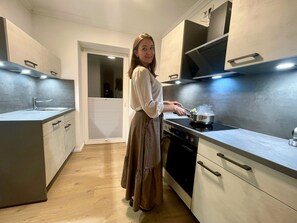 Wasserkocher mit Kaffee-/Teezubehör, Kühlschrank, Ofen, Herdplatte