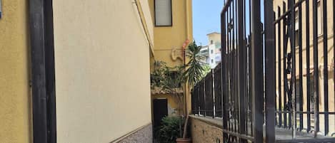 المنطقة المحيطة بالمنشأة