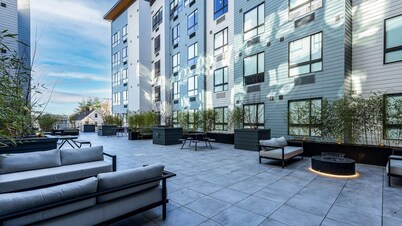 Landing | Modern 2BD, Rooftop Lounge, Gym