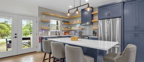 冷蔵庫、電子レンジ、オーブン、コンロ